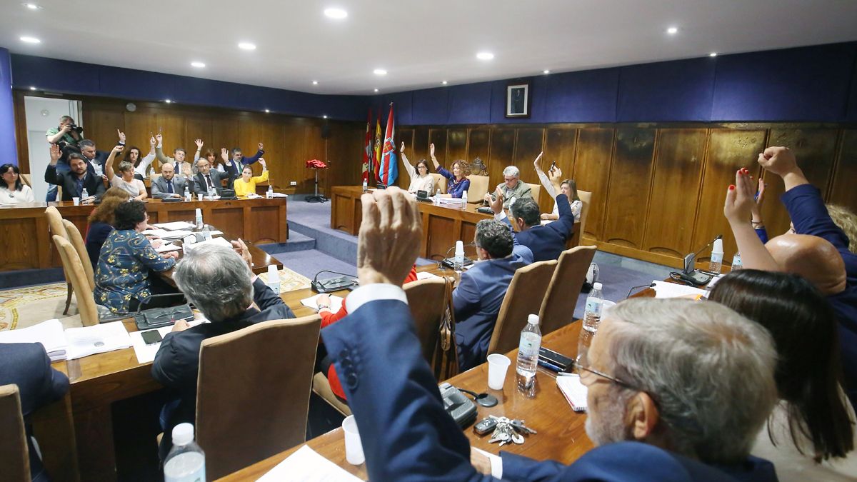 Momentos de una de las votaciones plenarias en Ponferrada. | ICAL