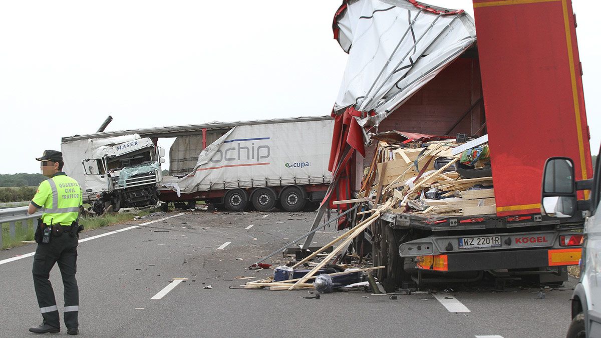 Un trailer colisiona por alcance con otro camión que se encontraba averiado en el arcén y provoca el corte de la autovía sentido León. | ICAL Un trailer colisiona por alcance con otro camión que se encontraba averiado en el arcén y provoca el corte de la autovía sentido León. | ICAL