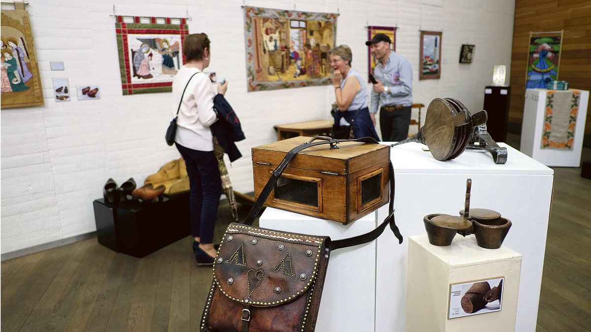 Arte y artesanía conviven armónicamente en la muestra del Auditorio Ciudad de León. | DANIEL MARTÍN