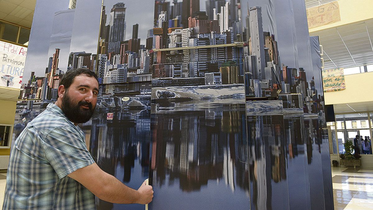 Sebastián Román logra un curioso efecto visual con la instalación que ha presentado en Filosofía. | MAURICIO PEÑA Sebastián Román logra un curioso efecto visual con la instalación que ha presentado en Filosofía. | MAURICIO PEÑA