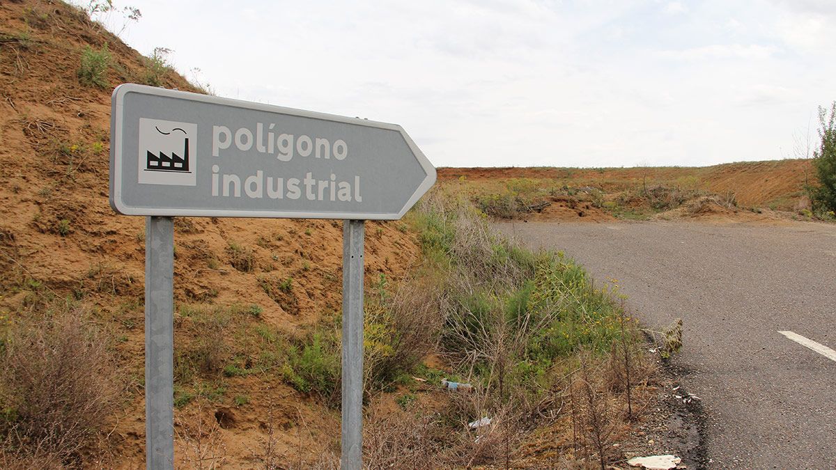 Acceso al polígono industrial de Villaquejida que no llegó a albergar ninguna empresa a pesar de sus pretensiones iniciales. | T.G.