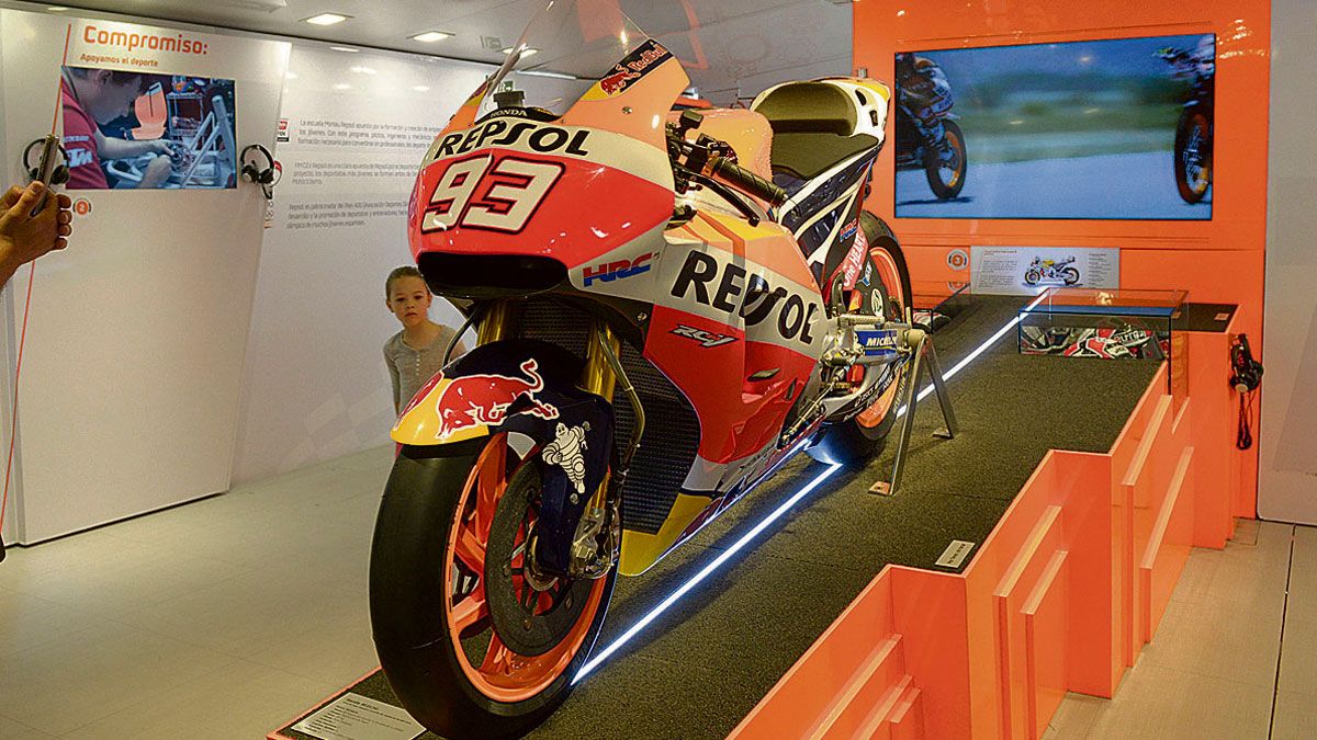 La moto de Marc Márquez, estrella de la exposición. | MAURICIO PEÑA