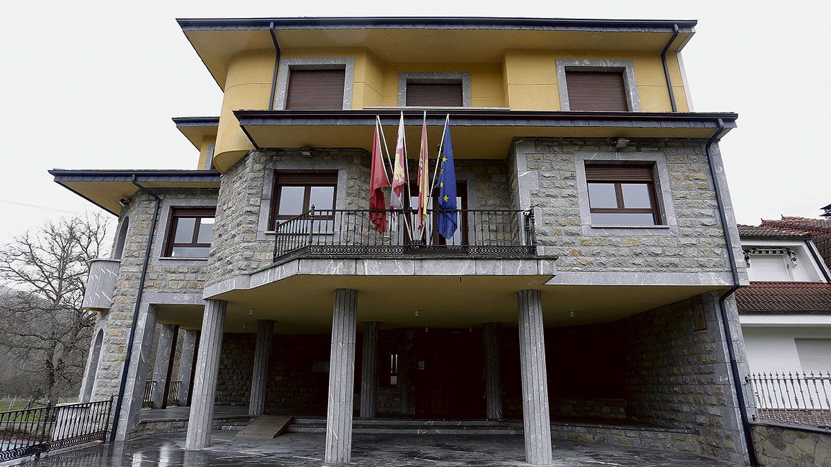 Imagen de archivo de la sede del Ayuntamiento de Crémenes. | L.N.C.