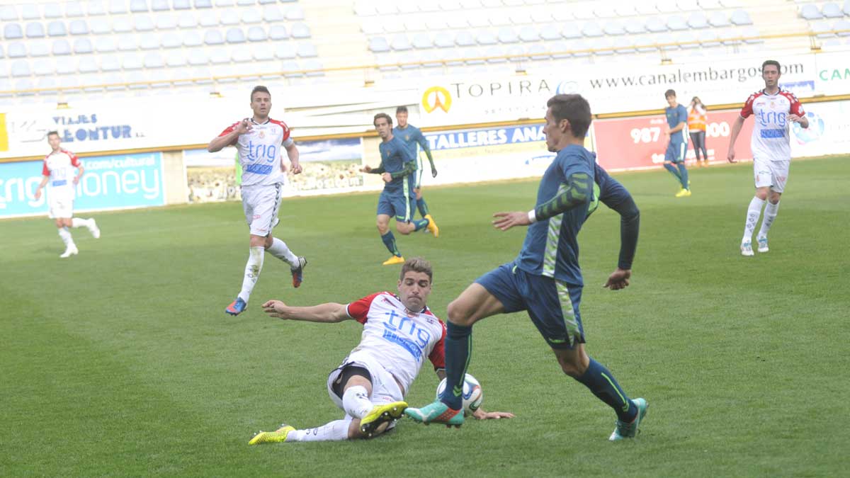 Iván González trata de arrebatarle un balón a un jugador del filial del Valladolid el pasado domingo. | DANIEL MARTÍN