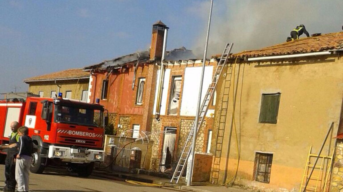 El incendio calcinó dos viviendas y afectó a una tercera.