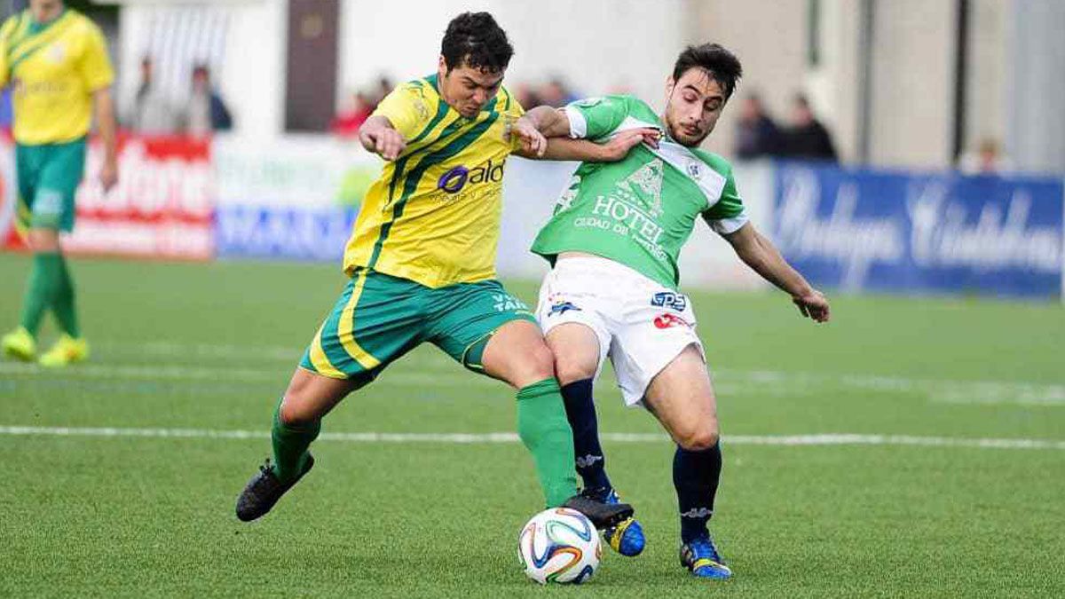 Taranilla pelea ante un jugador del Tropezón. | CD TROPEZÓN