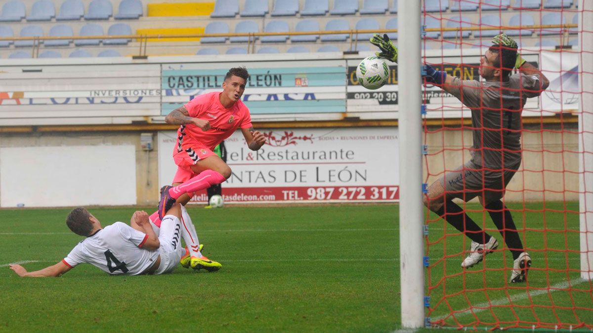 Moreno se dispone a batir al guardameta de la Mutilvera. | MAURICIO PEÑA
