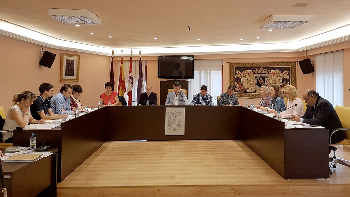 Un momento del pleno ordinario celebrado ayer en el Ayuntamiento de Valencia de Don Juan. | T.G.