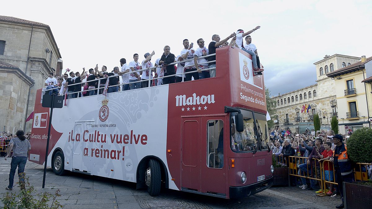 Los jugadores de la Cultural, en el autobús. | MAURICIO PEÑA
