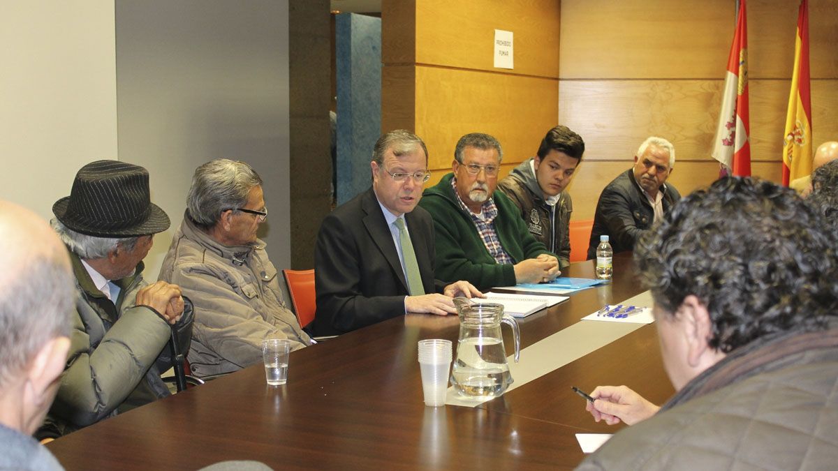 El candidato del PP a la Alcaldía de León, Antonio Silván, se reunió con el colectivo gitano. | L.N.C.