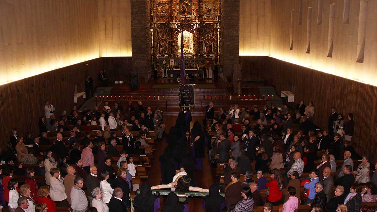 Una fotografía de archivo de una plegaria a la Virgen del Camino. | ICAL