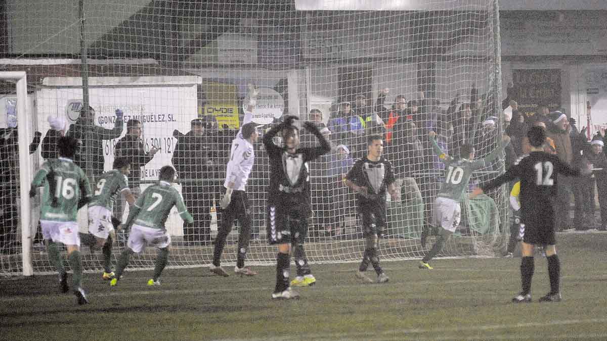 El Astorga celebra el gol de la igualada ante la decepción de los jugadores culturalistas | DANIEL MARTÍN