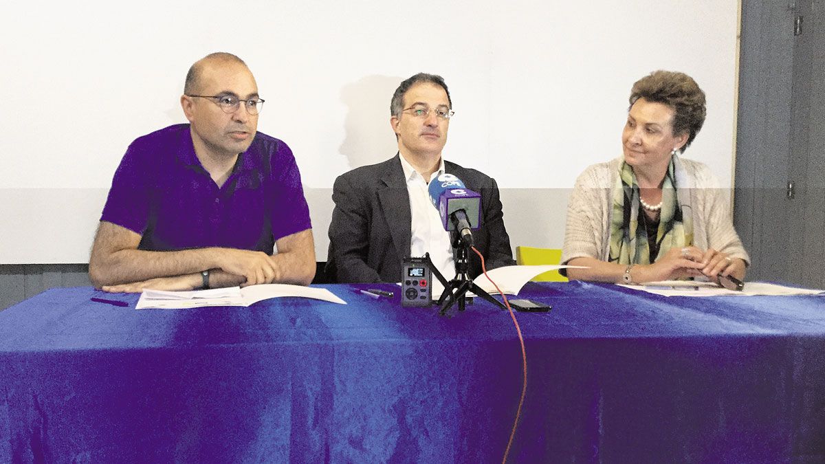 Juan Carlos Pérez, Arsenio García y María Teresa Pérez en la firma del convenio.