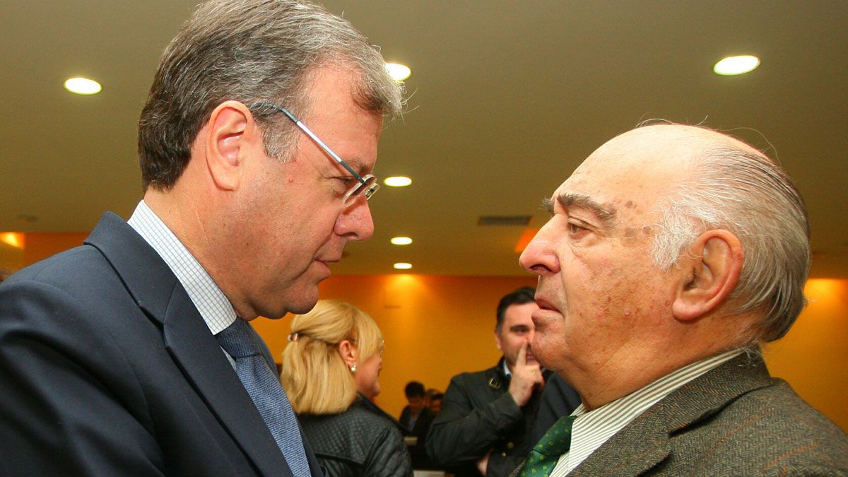 Silván saluda al empresario minero Manuel Lamelas Viloria, en Ponferrada. | César Sánchez (Ical) Silván saluda al empresario minero Manuel Lamelas Viloria, en Ponferrada. | César Sánchez (Ical)