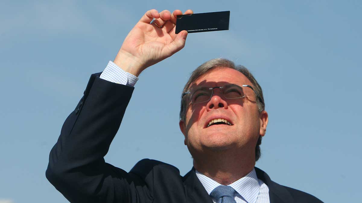 Antonio Silván, viendo el eclipse solar en Ponferrada. | CÉSAR SÁNCHEZ (ICAL)