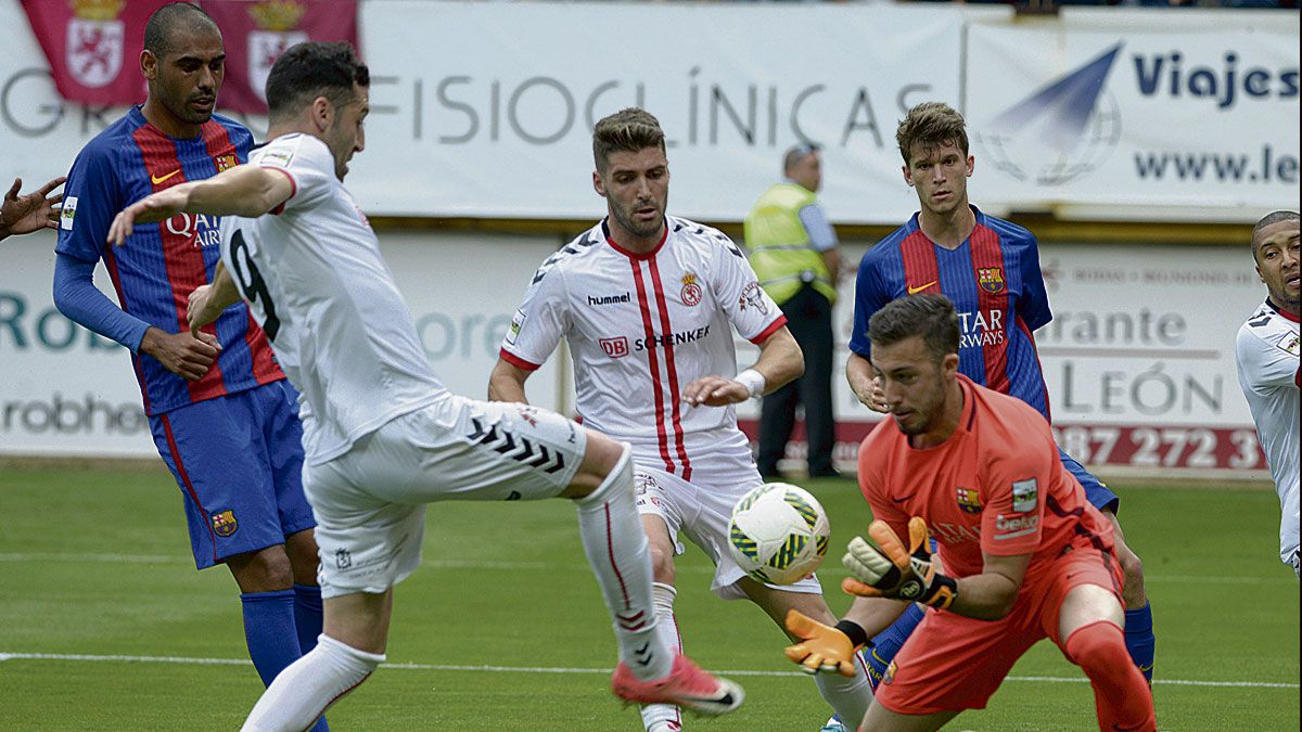 Benja e Iván buscan un balón en el choque ante el Barcelona B. | MAURICIO PEÑA