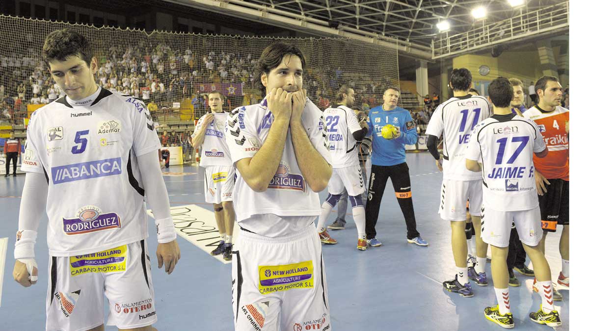 Mellado se muerde la camiseta con gesto de tristeza como el que tiene a su lado Vejin y detrás Kristensen a la conclusión del encuentro. | MAURICIO PEÑA