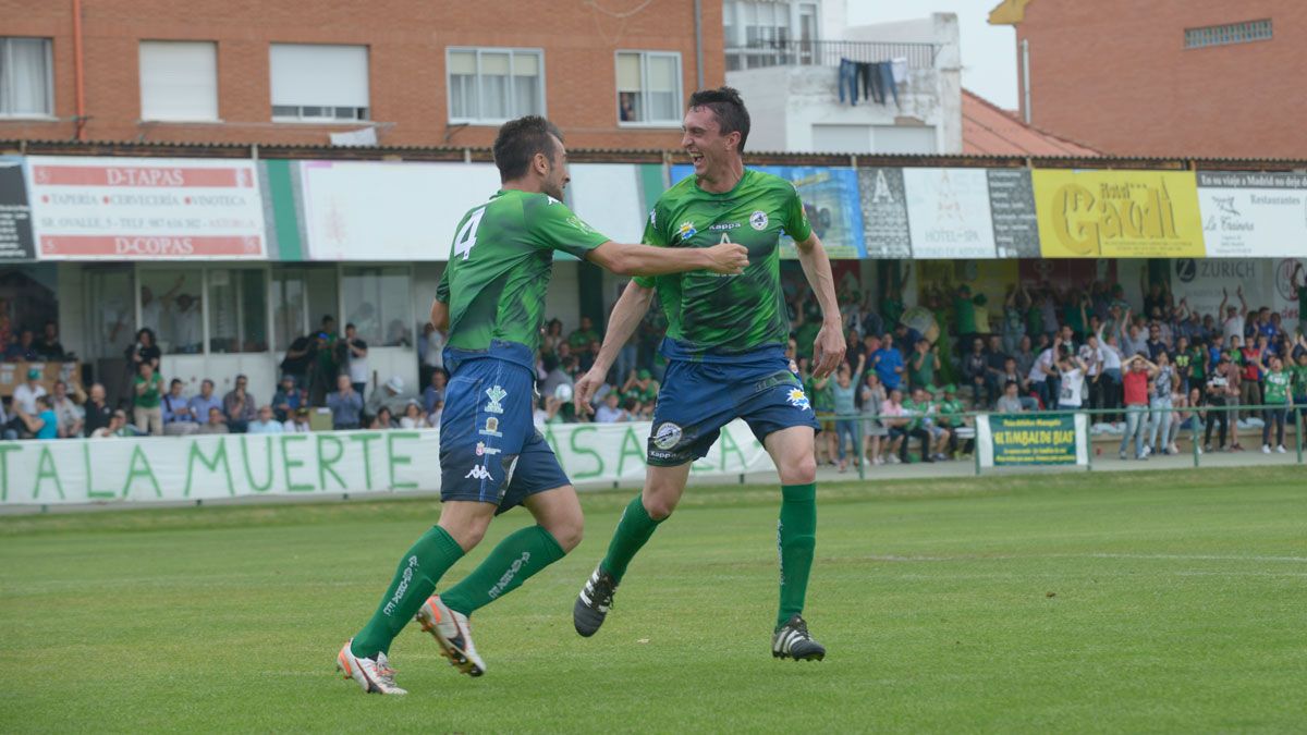 Bardal Y Tejedor celebran el gol del Astorga frente al Algeciras. | MAURICIO PEÑA Bardal Y Tejedor celebran el gol del Astorga frente al Algeciras. | MAURICIO PEÑA