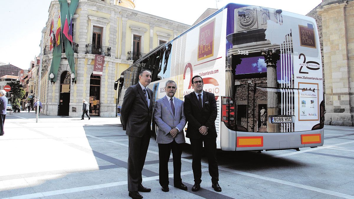 La Bañeza acogió ayer la presentación de la campaña de publicidad que llevan los autobuses de Alsa. | ABAJO