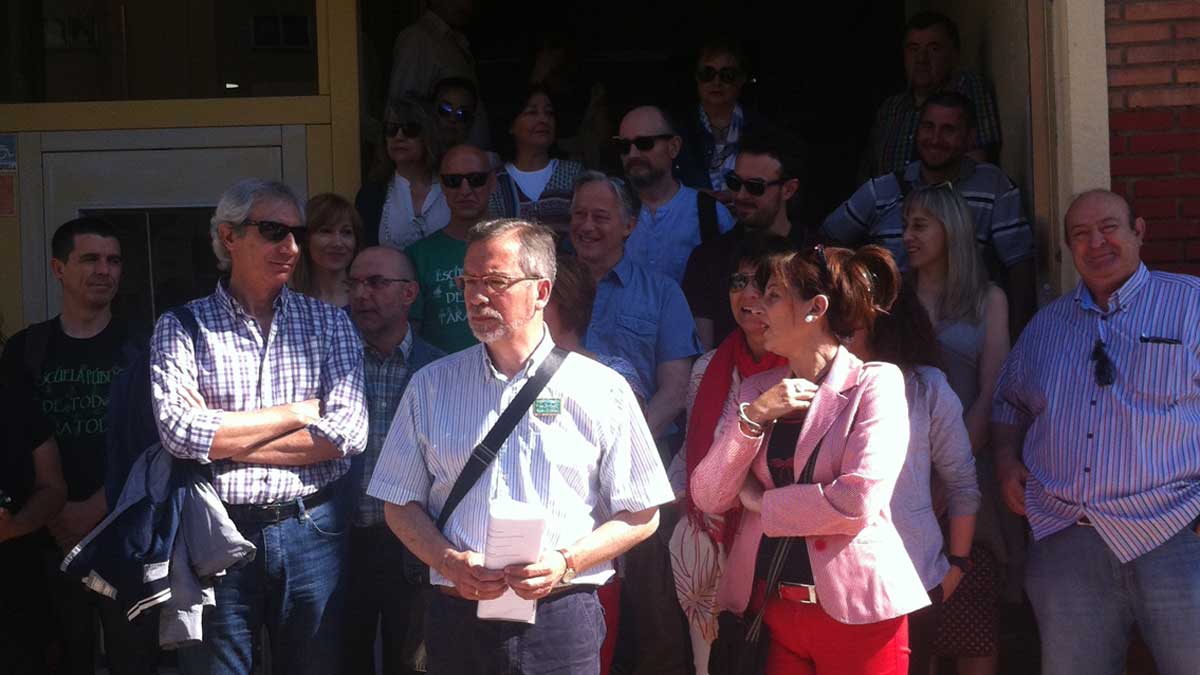 Delegados sindicales de la docencia leonesa concentrados ante la Dirección Provincial de Educación. | L.N.C.