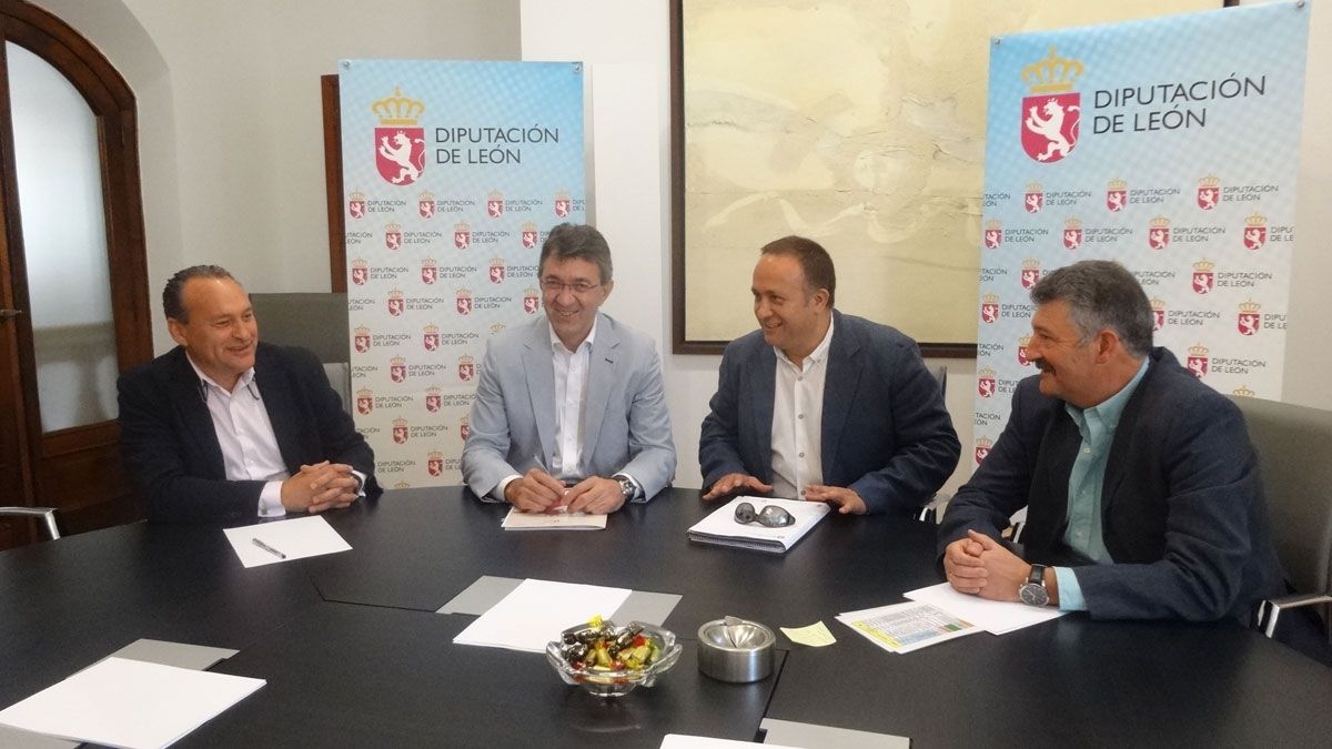 El presidente de la Diputación firmó este viernes los acuerdos con los alcaldes de los municipios. | César Sánchez (Ical) El presidente de la Diputación firmó este viernes los acuerdos con los alcaldes de los municipios. | César Sánchez (Ical)