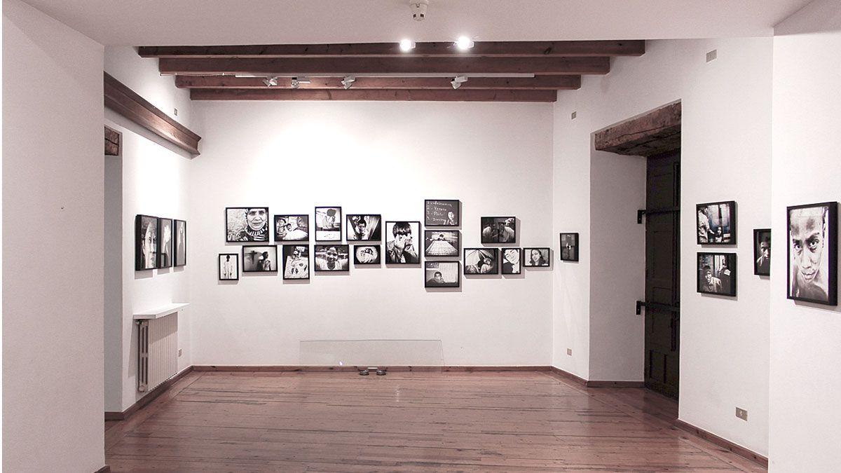 Una de las salas de la Fundación Vela Zanetti que acoge la exposición ‘Desde su óptica. El mundo como él lo vio’.