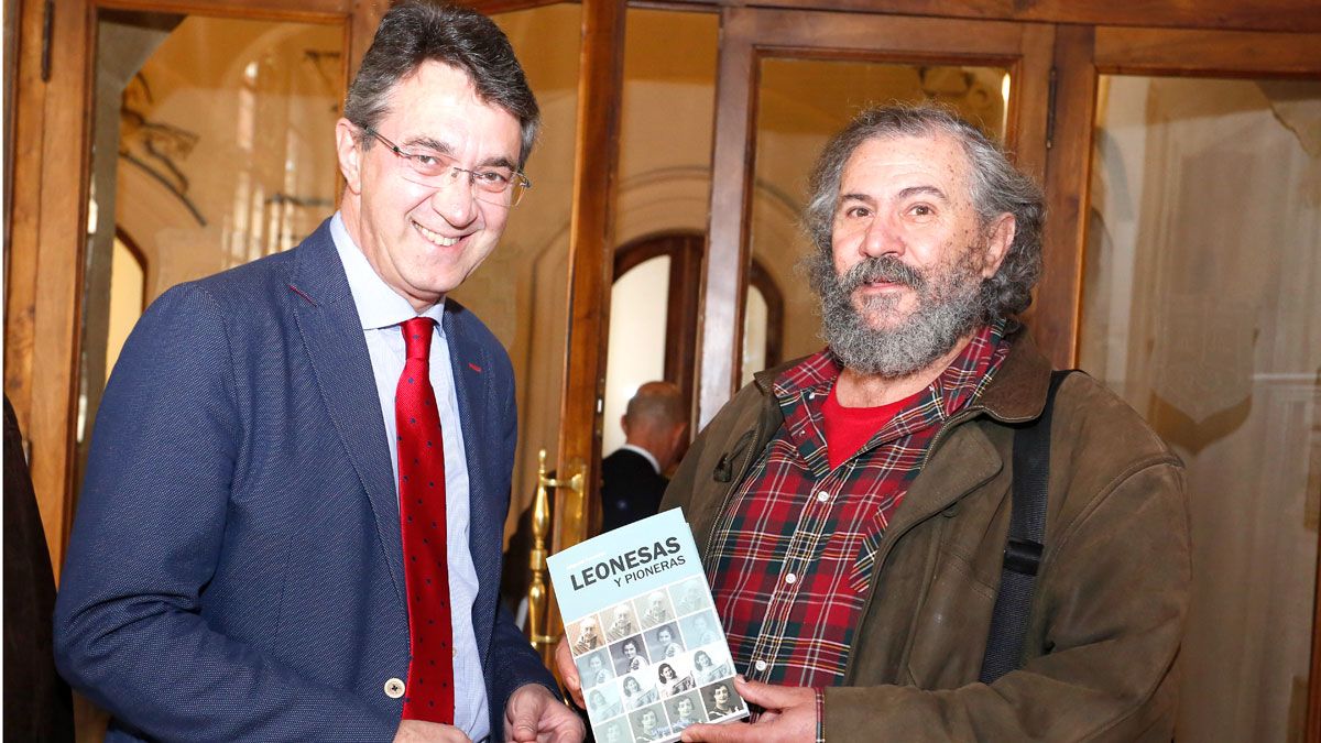 El alcalde de Valencia, Martínez Majo, y el autor del libro, Fulgencio Fernández, durante la presentación en León de 'Leonesas y pioneras'. | ICAL