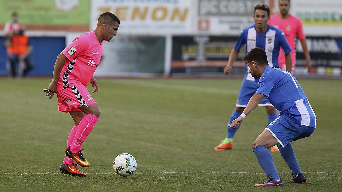 Ángel Bastos controla el balón ante Ojeda. | PHOTODEPORTE
