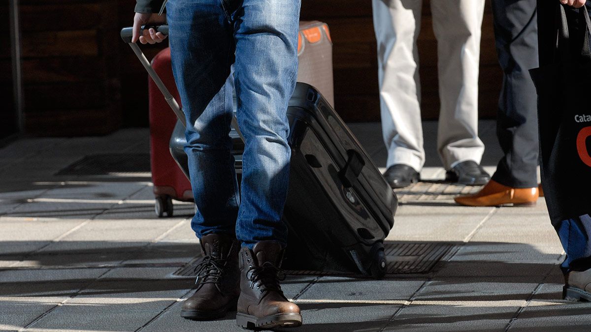 Viajeros en la estación de tren de León. | MAURICIO PEÑA