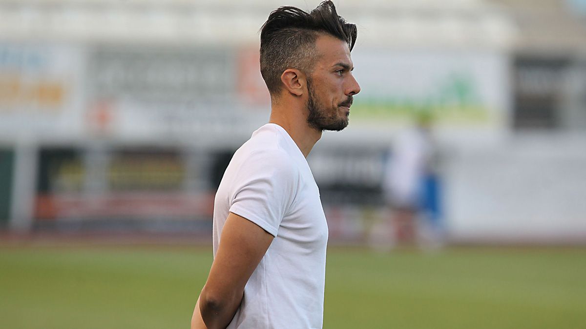 Rubén de la Barrera observa el partido en Lorca. | PEPE VALERO (PHOTODEPORTE)