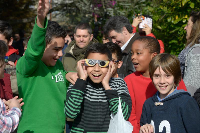 El eclipse en León. | MAURICIO PEÑA