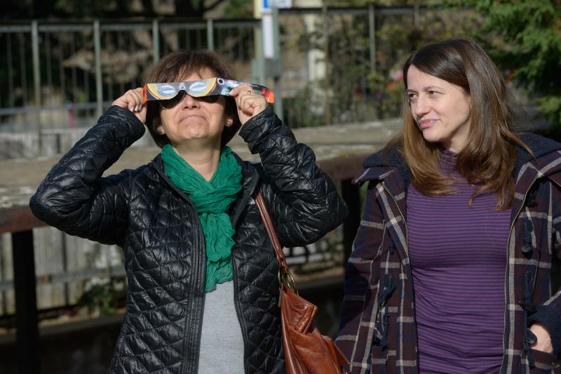 El eclipse en León. | MAURICIO PEÑA