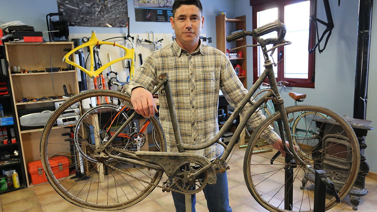 Pablo Pinto, junto una bicicleta preparada para restaurar en su tienda de Simancas (Valladolid). | ICAL