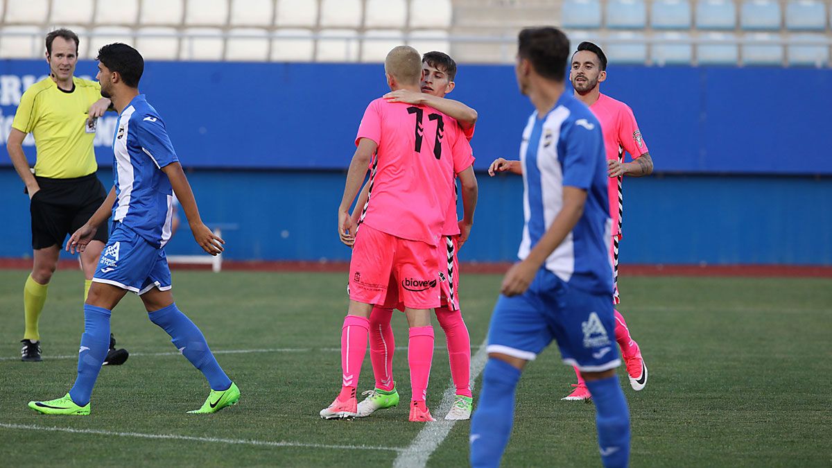 Gallar y Iago acuden a abrazar a Toni tras marcar el mediapunta el gol de la Cultural en Lorca. | PEPE VALERO