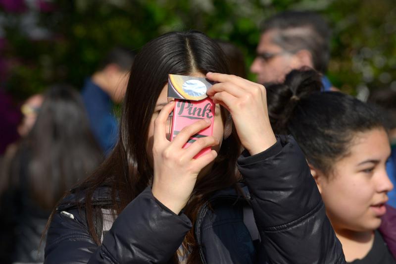 El eclipse en León. | MAURICIO PEÑA