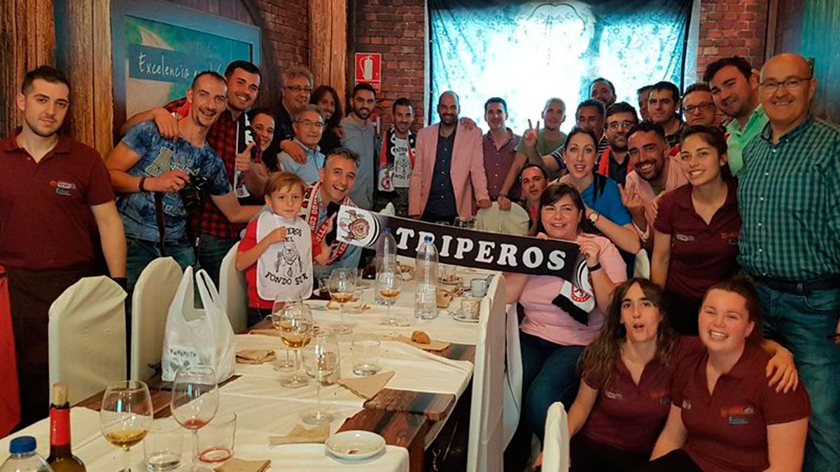 Los integrantes de la peña ‘Triperos del fondo sur’, junto a los jugadores premiados en la cena de final de temporada. | L.N.C.