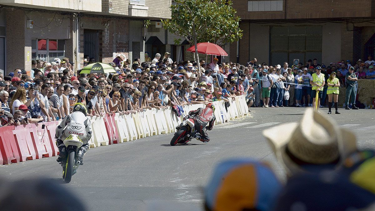 La Carrera de Motos de La Bañeza reúne a miles de aficionados. | MAURICIO PEÑA