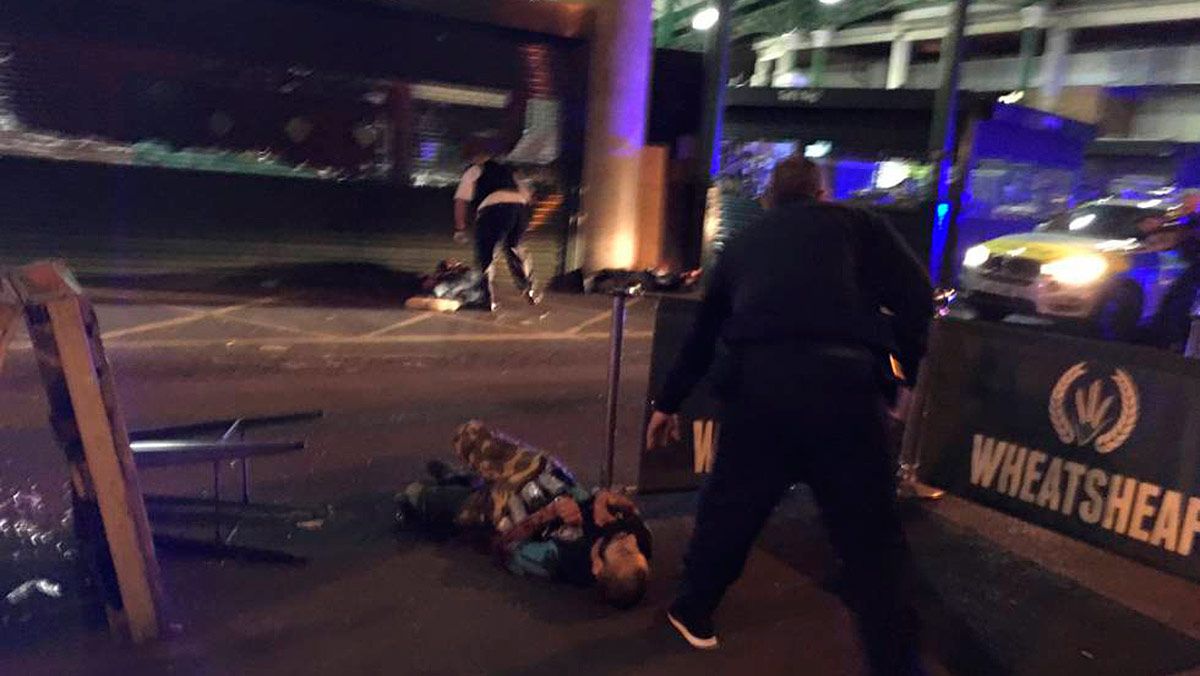 Pánico tras el brutal ataque terrorista en el Puente de Londres y sus inmediaciones. | ABC.ES