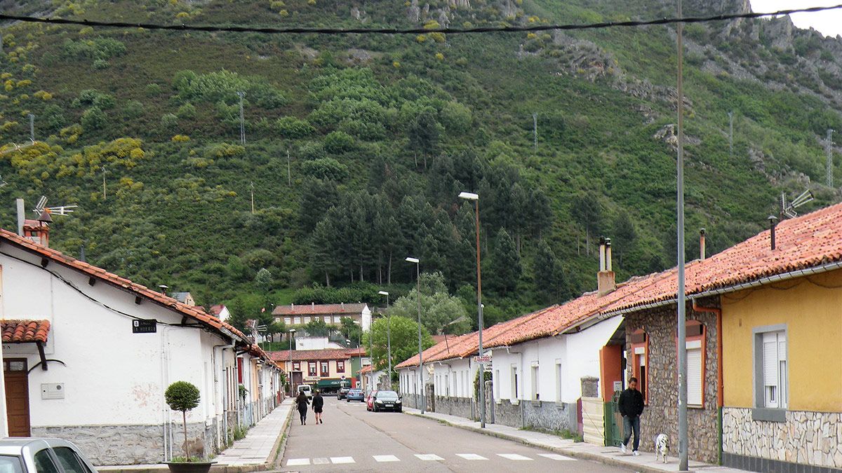 En la fotografía, vista de algunas de las denominadas casas bajas de Ciñera, más cerca de pasar a ser propiedad de sus moradores. | E.NIÑO