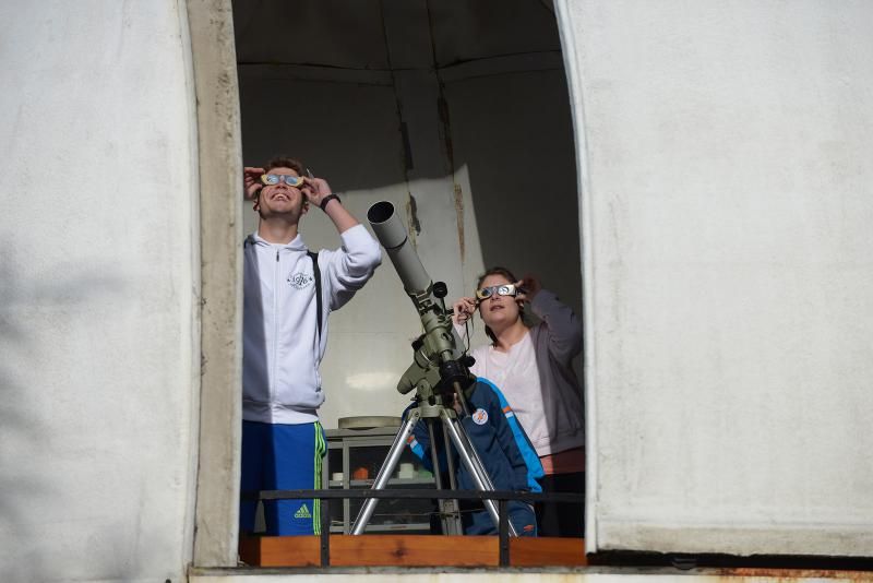 El eclipse en León. | MAURICIO PEÑA