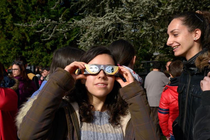 El eclipse en León. | MAURICIO PEÑA