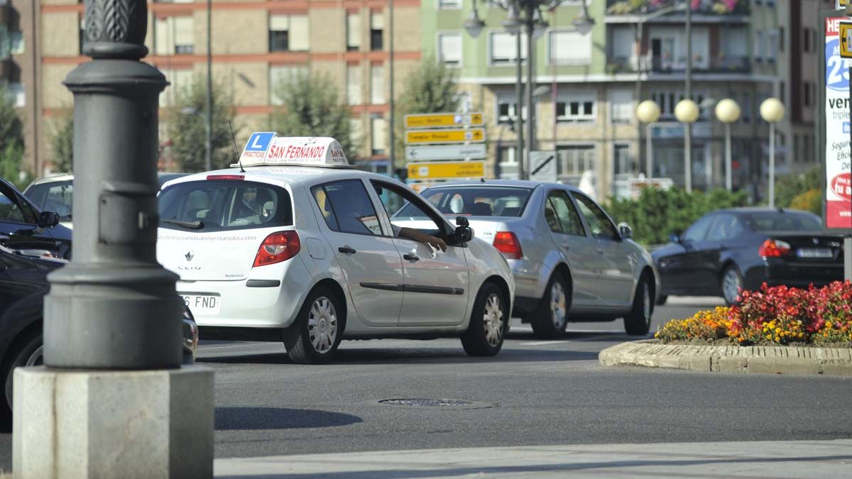 Imagen de un coche de autoescuela. | DANIEL MARTÍN