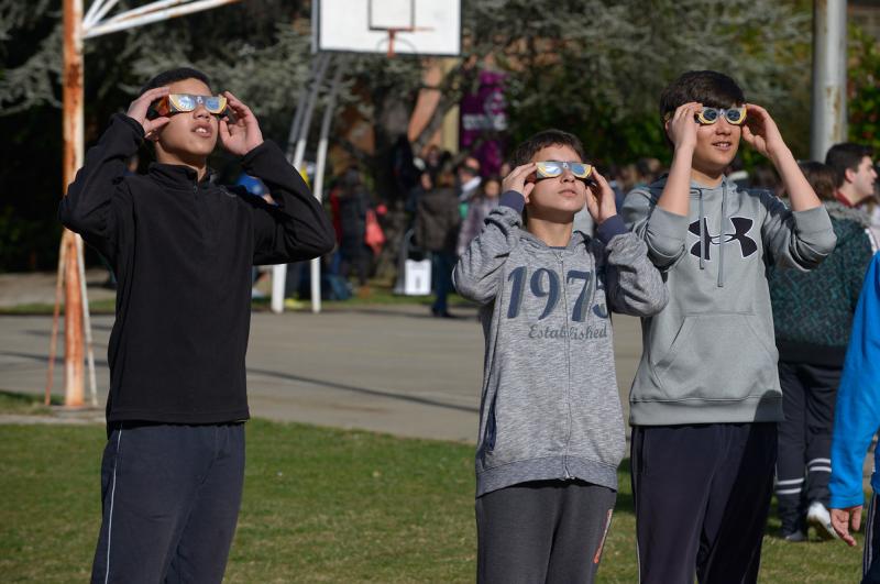 El eclipse en León. | MAURICIO PEÑA