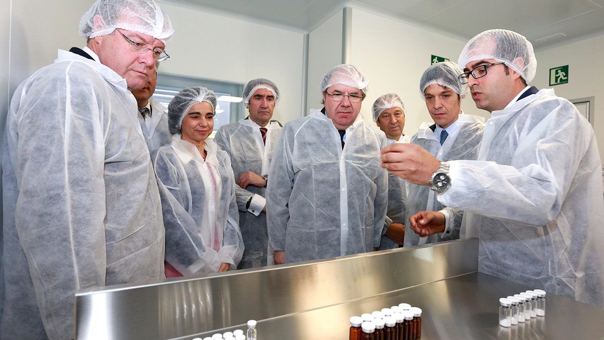 El presidente de la Junta de Castilla y León, Juan Vicente Herrera, inaugura las instalaciones de la Planta Farmalán del Grupo Chemo ubicada en el polígono industrial de Navatejera (León). | ICAL