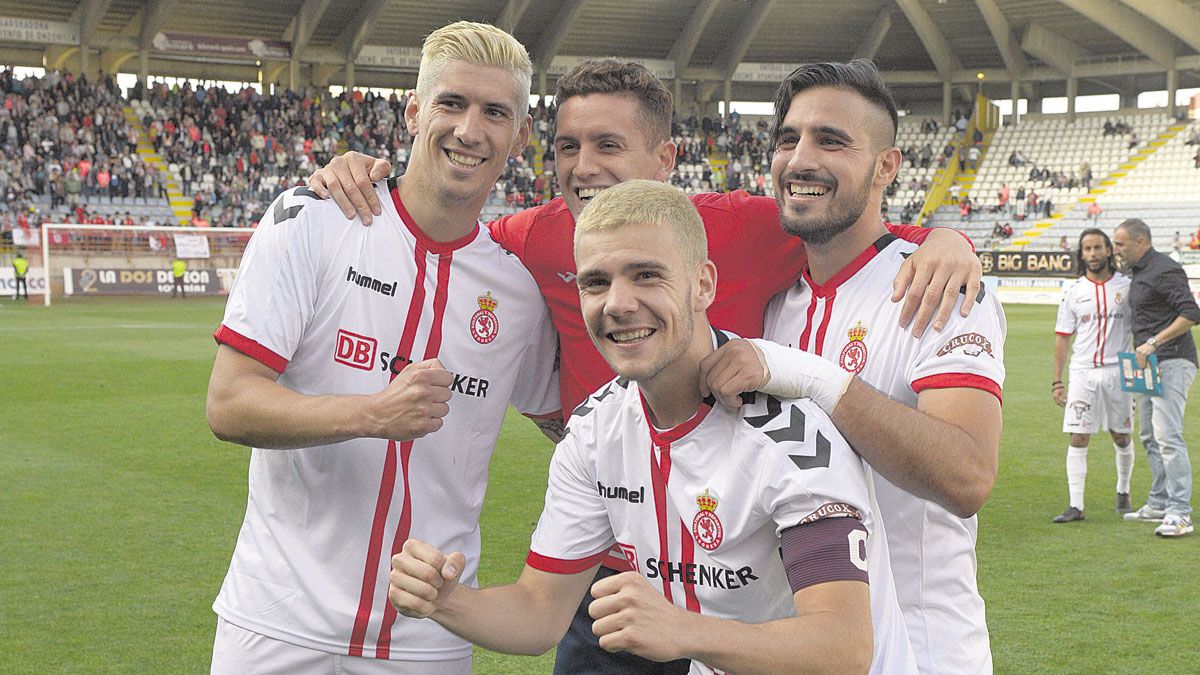 Gallar celebra el triunfo ante el Lorca junto a Yeray, Forniés y Moreno. | MAURICIO PEÑA