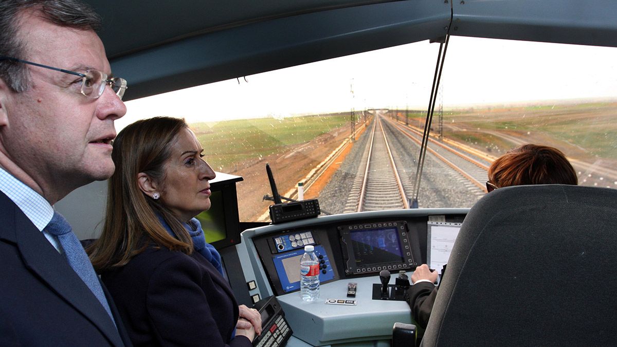 Recorrido realizado este viernes desde Valladolid hasta León con la ministra Ana Pastor. | ICAL