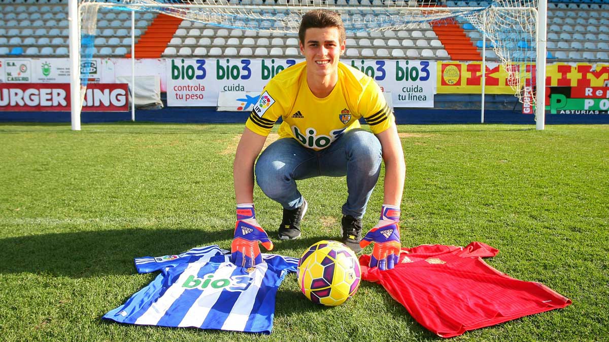 Kepa Arrizabalaga posa con la camiseta de la Deportiva y la de la selección española. | SDP