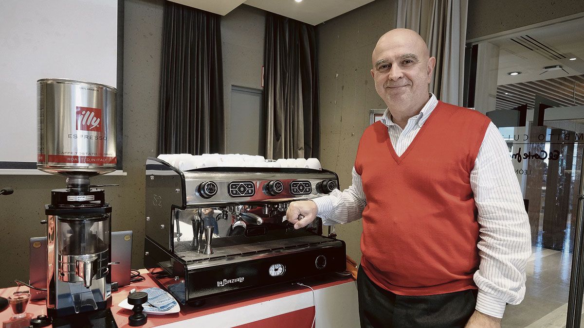 Massimo Saggese, uno de los mayores expertos mundiales en café, estuvo este miércoles miércoles en León. | DANIEL MARTÍN Massimo Saggese, uno de los mayores expertos mundiales en café, estuvo este miércoles miércoles en León. | DANIEL MARTÍN