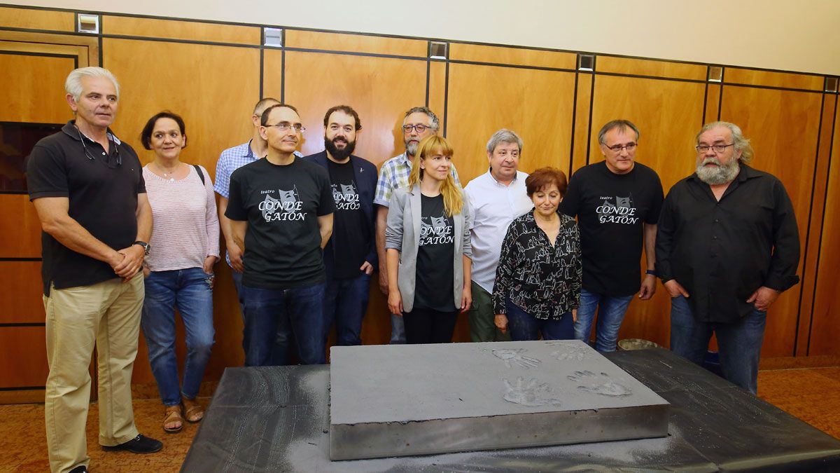 Los integrantes de la compañía de Teatro Conde Gatón de Ponferrada, en el acto de homenaje de la fijación de huellas en la 'Acera del teatro´, por su 50 aniversario. | CÉSAR SÁNCHEZ (ICAL) Los integrantes de la compañía de Teatro Conde Gatón de Ponferrada, en el acto de homenaje de la fijación de huellas en la 'Acera del teatro´, por su 50 aniversario. | CÉSAR SÁNCHEZ (ICAL)