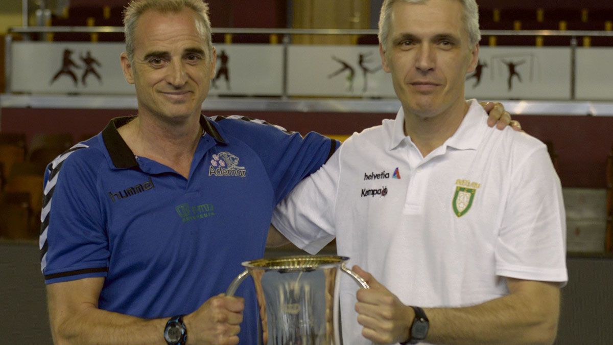 Guijosa y Apezetxea, con el trofeo de campeón. | MAURICIO PEÑA